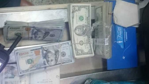 ضبط راكب بمطار القاهرة بعد محاولته تهريب 30 ألف دولار للإمارات‎
