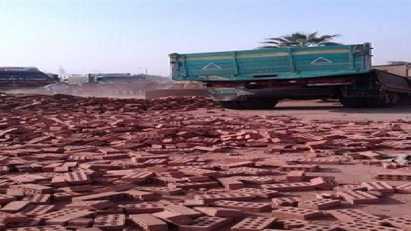 شلل مرورى بالقليوبية بسبب انقلاب سيارة محملة بالطوب‎