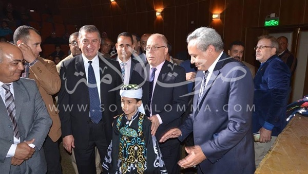 وزير الثقافة يكافئ «طفل التنورة» بكفر الشيخ (صور)‎ 