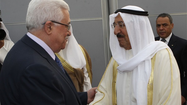 أمير الكويت يتلقى رسالة شفهية من أبو مازن تتعلق بتعزيز التعاون