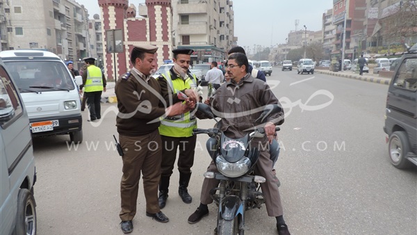 أمن القليوبية يوزع الورود بمناسبة ذكرى «25 يناير» (صور)