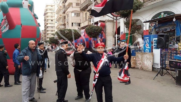 مُسن يرتدي العلم المصري ويرقص في الشارع احتفالا بعيد الشرطة ببورسعيد