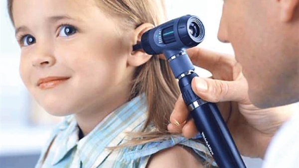 زرع جهاز حلزوني وراء الأذن لتحسين عملية السمع