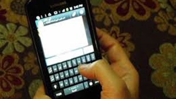خبير بريطاني يحذر الآباء من تفقد رسائلهم الإلكترونية أمام الأبناء 