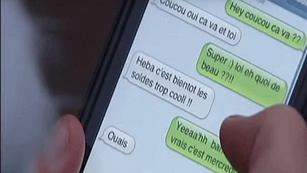 وسائل التكنولوجيا الحديثة تعوق الأباء الذين يصطحبون أبناءهم للمدرسة 