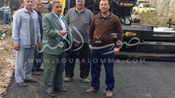 رئيس «الورق» بكفر الشيخ يتفقد أعمال الرصف بالقرية (صور)‎
