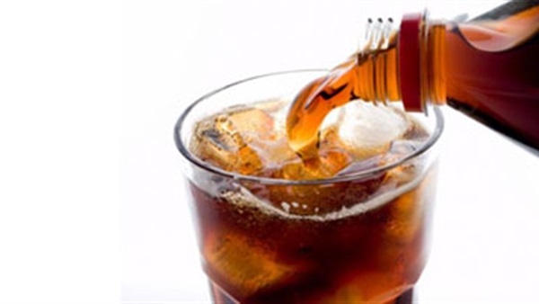 دراسة تكشف العلاقة بين المشروبات الغازية والدهون 