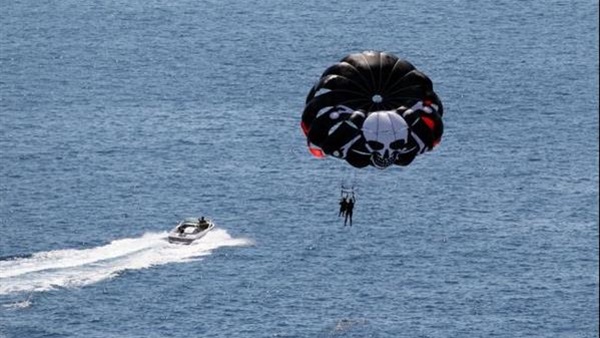 لحظة سقوط شقيقتين من «براشوت» في وادي الريان (فيديو)