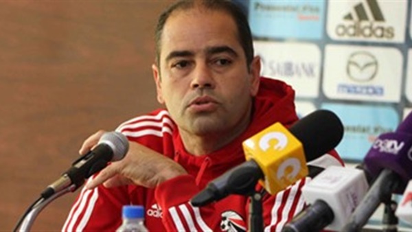 إيهاب لهيطة يهدي درع اتحاد الكرة للنيجيري «أدامو» 