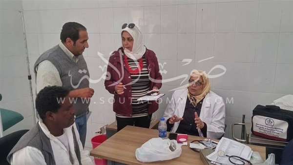 قافلة الزقازيق الطبية تواصل أعمال الكشف المجاني لأهالي حلايب وشلاتين