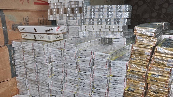 ضبط تاجر بحوزته 500 علبة سجائر في قنا