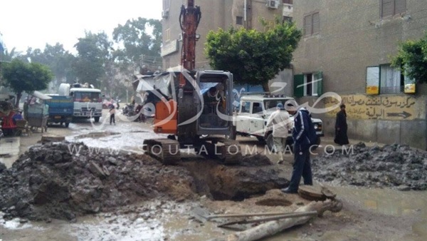 إصلاح هبوط أرضي مفاجئ بأحد شوارع دسوق في كفر الشيخ (صور)