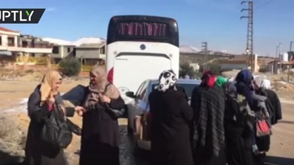 خروج المسلحين وعائلاتهم من بلدة «عين الفيجة» السورية (فيديو)