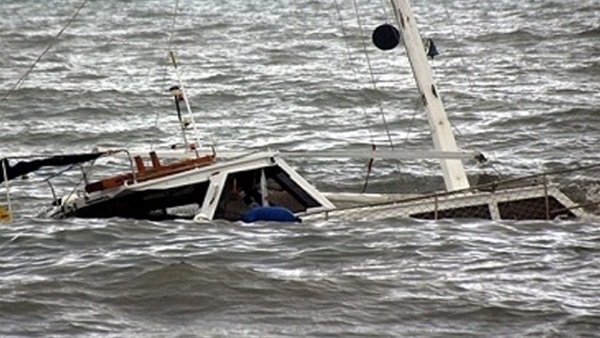 وفاة 3 أشخاص وفقدان 6 آخرين في غرق مركب بماليزيا