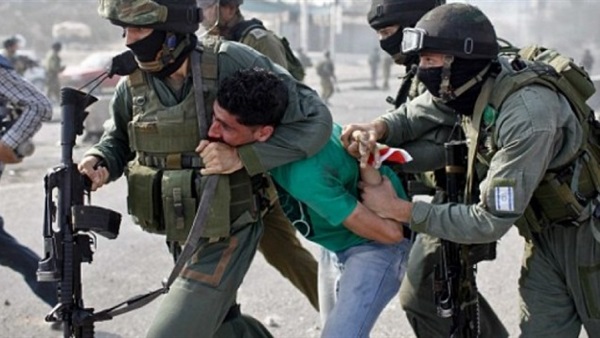 قوات الاحتلال تعتقل ضابطا فلسطينيا و5 مواطنين بالضفة