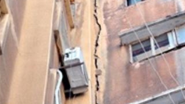 إخلاء عمارة سكنية بمركز مغاغة في المنيا بعد حدوث انهيار جزئي