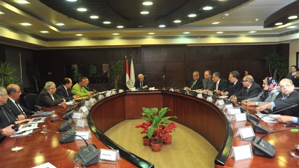 وزير النقل يتابع تنفيذ الأربعة طرق المتبقية