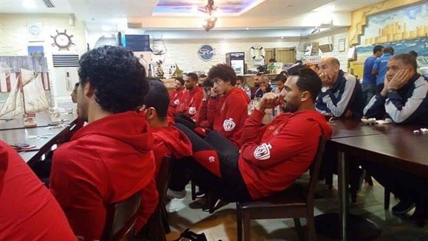 لاعبو الأهلي يتابعون المنتخب أمام بوركينا فاسو في معسكر الإمارات