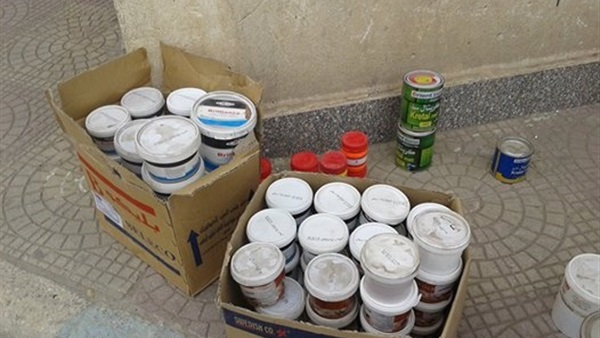 ضبط 312 علبة بويات منتهية الصلاحية في البحيرة‎