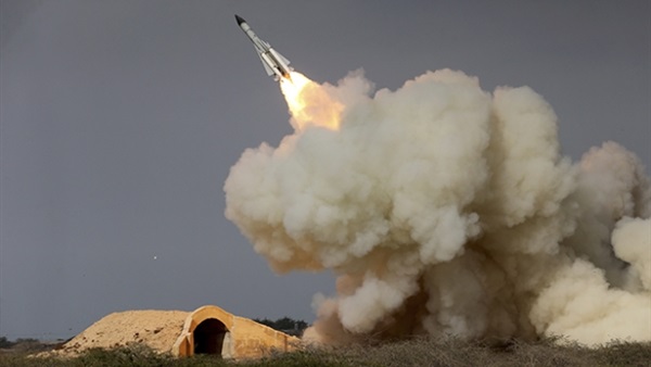 إيران تجري مناورات دفاعية بالصواريخ على خلفية التوتر مع «واشنطن»