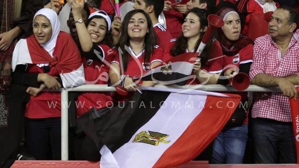 الجماهير تهتف للاعبي المنتخب في مطار القاهرة