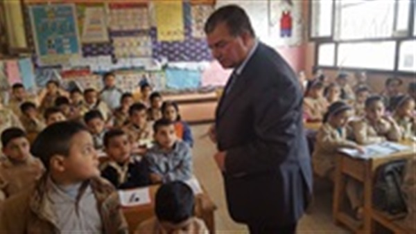 بالفيديو.. انهيار مسرح وسقوطه بالعروسة أثناء رقصها