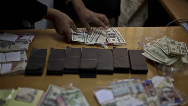 ضبط صاحب ورشة يقلد «العملات النقدية» في الجمالية