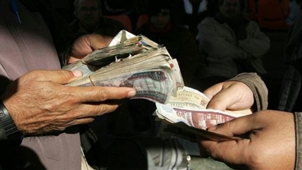 فتاه تتهم شرطي بالأحوال المدنية بتقاضي رشوة 10 جنيهات في الهرم