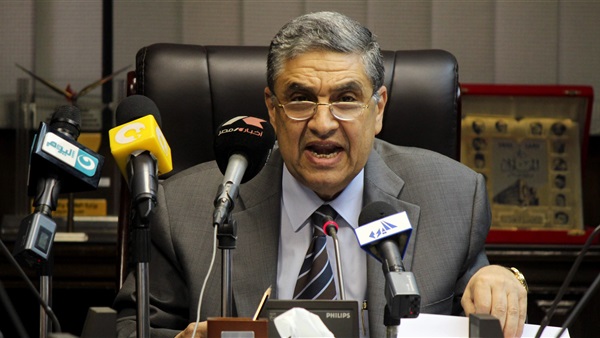 وزير الكهرباء يعد المواطنين بحل مشكلات «الفواتير»