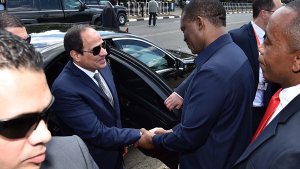 السيسي يزور قبر الزعيم الكيني الراحل جومو كينياتا في نيروبي