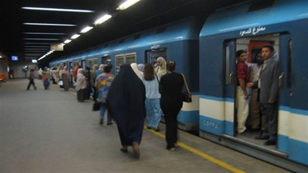 زحام على أرصفة المترو بسبب تعطل حركة الخط الأول