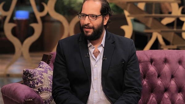 أحمد أمين ينتهي من كتابة نصف حلقات «البلاتوه» في موسمه الثالث