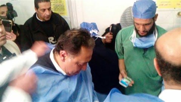 وزير الصحة يجري عملية لـ«مواطن» في الشرقية (صورة)
