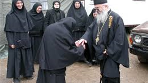 فتنة «تقبيل يد الكهنة» تشعل مواقع التواصل (تقرير)