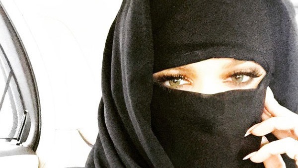 كافيهات العنصرية.. ممثلة تمنع دخول المحجبات وآخر للأقباط فقط