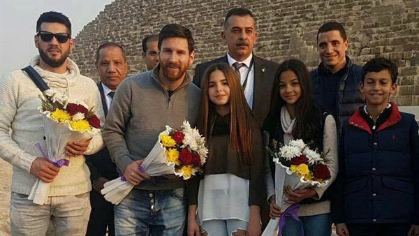 ضابط «مخصوص» لختم جواز ميسي بمطار شرق القاهرة 