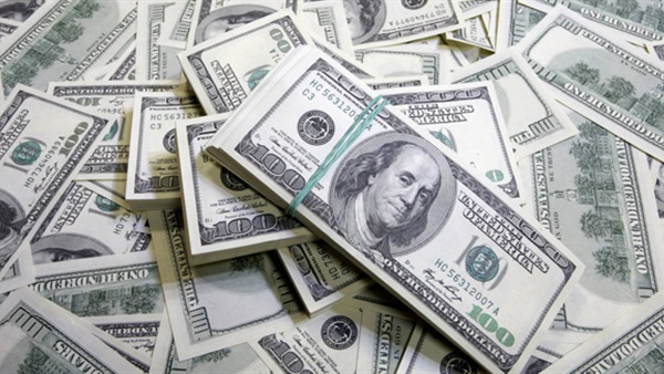 لهذا السبب.. خبير اقتصادي يحذر من انخفاض أسعار الدولار