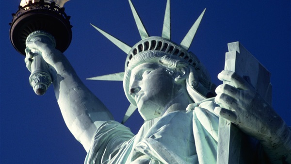 تمثال الحرية.. «مهاجر» يتحدى ترامب