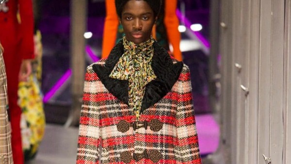 بالصور...الغرابة وتضارب الألوان يسيطران على تصميمات Gucci  في أسبوع الموضة بميلان 