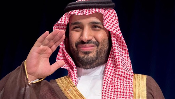 ولي ولي العهد يشعل مواقع التواصل بعد تقبيله قدم خادم الحرمين «فيديو»
