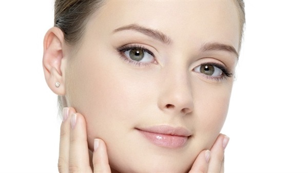 الزيوت الغنية بـ «أوميجا 3 و6 و9» ترطب الجلد الجاف وتفيد الوجه