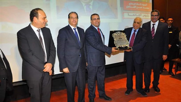 جامعة المنصورة تكرم فريق زراعة الكبد