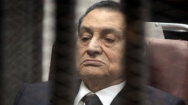 «مبارك» يحضر جلسة المحاكمة على كرسي متحرك 