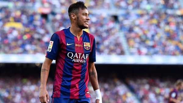 نجم البرازيل «يعلم» على بيكيه في مران برشلونة (فيديو)