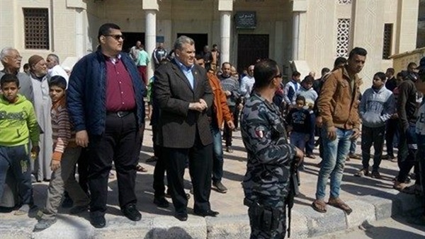 أهالي العريش ينظمون وقفة تضامنية مع الأمن (صور)