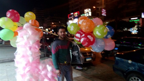 الألوان غيرت حياة رجب بائع البالونات.. بحب المناسبات  بتوسع الرزق.. وأتمنى السنة كلها تكون أعياد