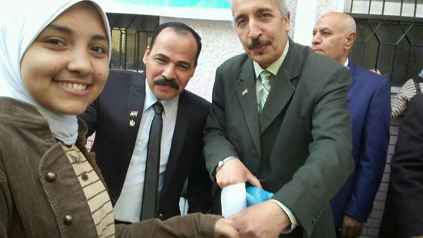 مدير مدرسة أحمد زويل الإعدادية يكرم طالبة لتفوقها العلمي (صور)