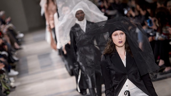 بالصور..الطرح التول تزيين تصميمات Ann Demeulemeester بأسبوع الموضة بباريس