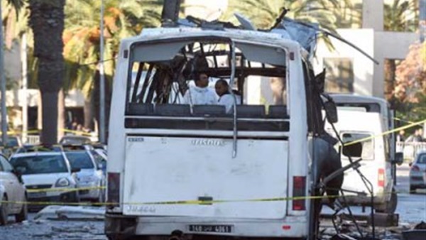تونس تحدد هوية الإنتحاري مفجر حافلة الرئاسة.. وتعتقل 30 شخصا