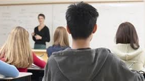 السجن 10 أعوام لمعلمة تحرشت جنسيا بأحد تلاميذها